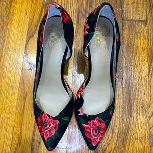 Vince camuto black and red floral pointy toe pumps